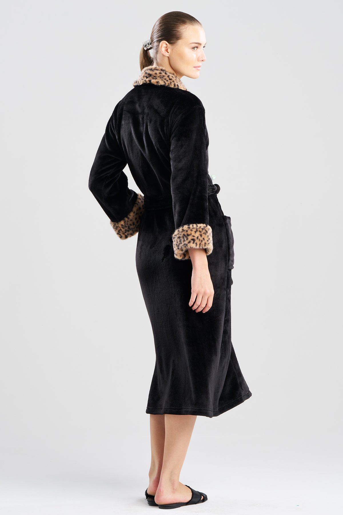Noxen Robe Buy Plush Lynx Robe in Black Online | NATORI